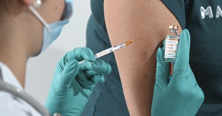Koronawirus. Szczepienie trzecią dawką będzie potrzebne? Jest odpowiedź EMA