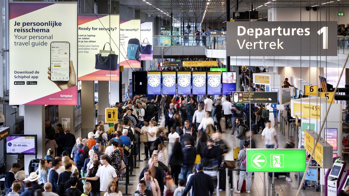 Na zdjęciu tłumy na lotnisku Schiphol