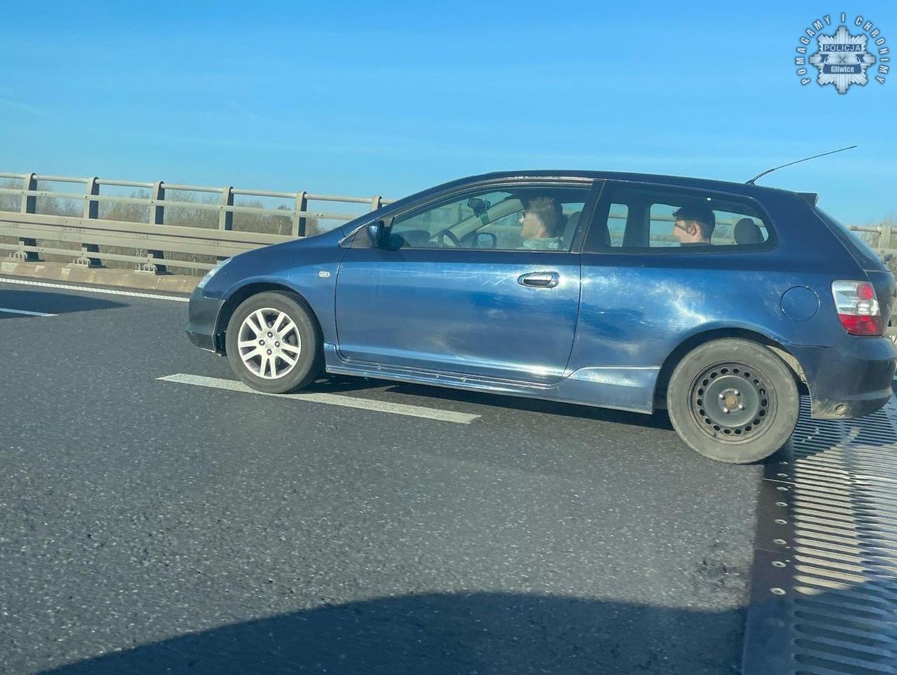 Gliwice: Kierowca hondy zaczął uciekać policji na autostradzie. Jechał z dwoma kumplami
