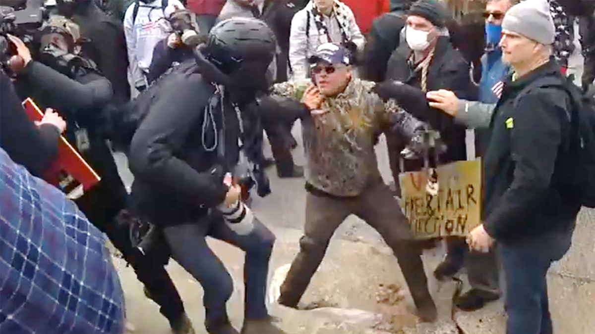 Rodney Milstreed atakujący fotoreportera AP.