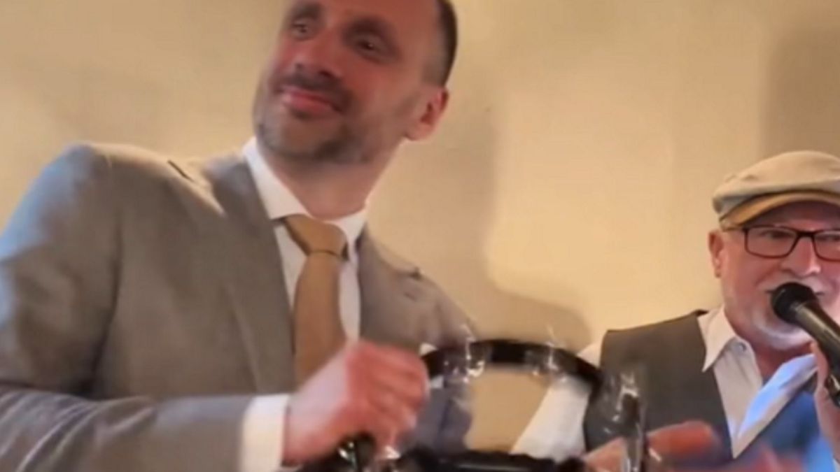 Janusz Kowalski wystąpił z zespołem muzycznym. Nie zgadniecie, na czym grał