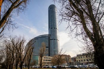 Mieszka w Sky Tower. Ma dość. "Nie da się tu funkcjonować"
