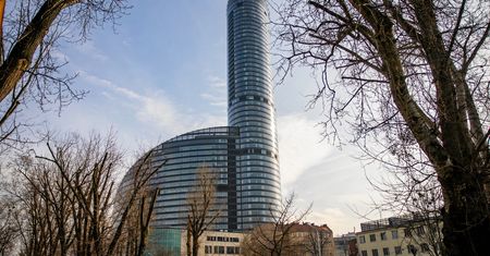 Mieszka w Sky Tower. Ma dość. "Nie da się tu funkcjonować"