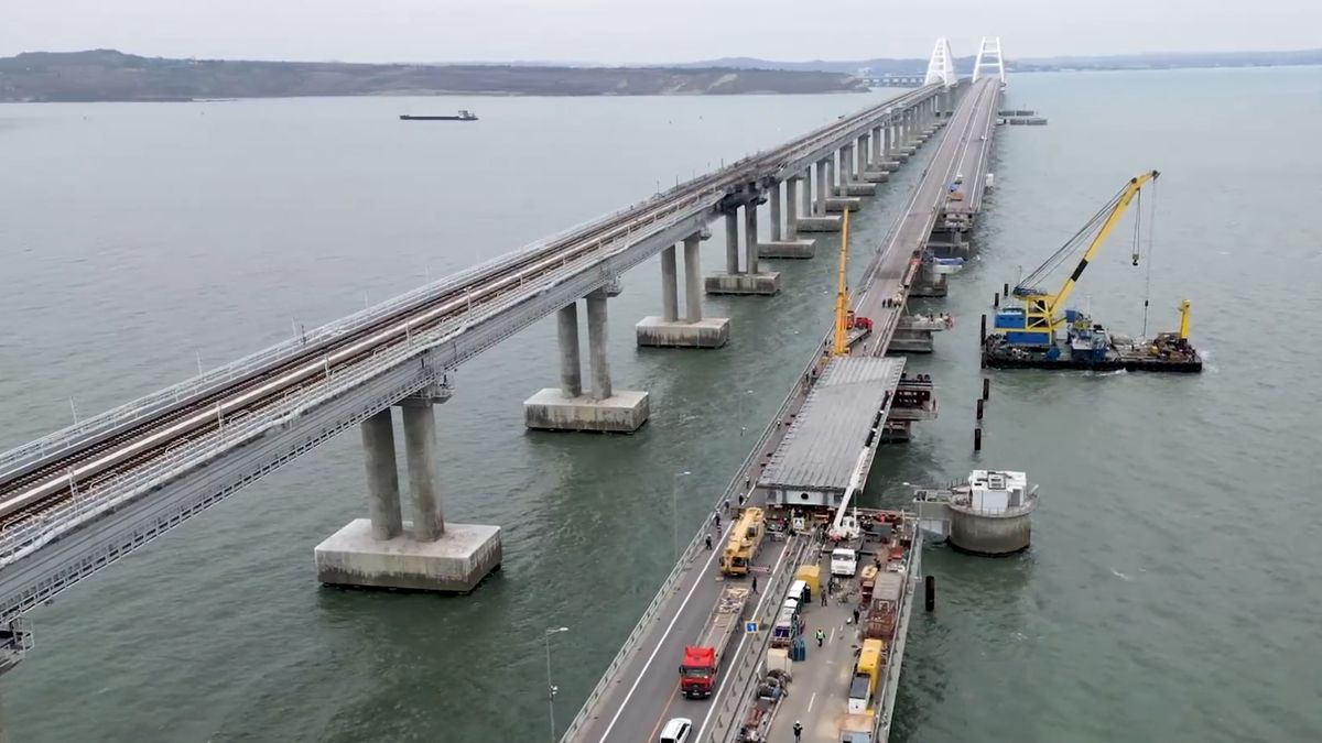 Najnowsze nagranie z mostu Krymskiego pokazuje, jak wyglądają obecnie rosyjskie prace nad naprawą uszkodzonego odcinka mostu. 