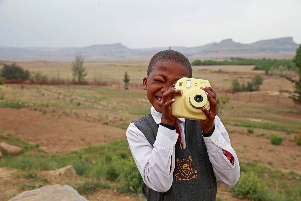 Chris Jackson pokazuje fotografię dzieciom w ramach Lesotho Photo Project 3