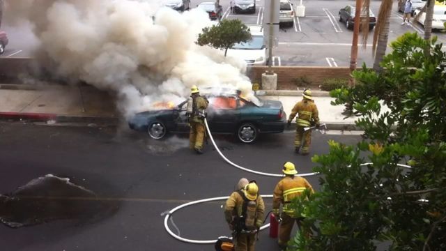 Jak zachowuje się strażak, przed którym eksploduje samochód? [wideo] 1