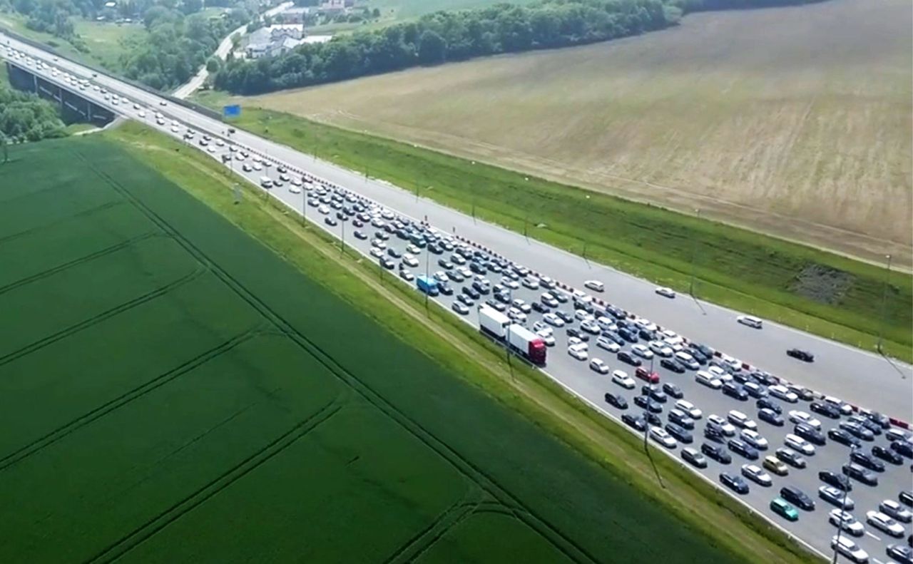 Olbrzymie korki i wypadki. Powroty znad Bałtyku i z Tatr. Długi weekend na drogach