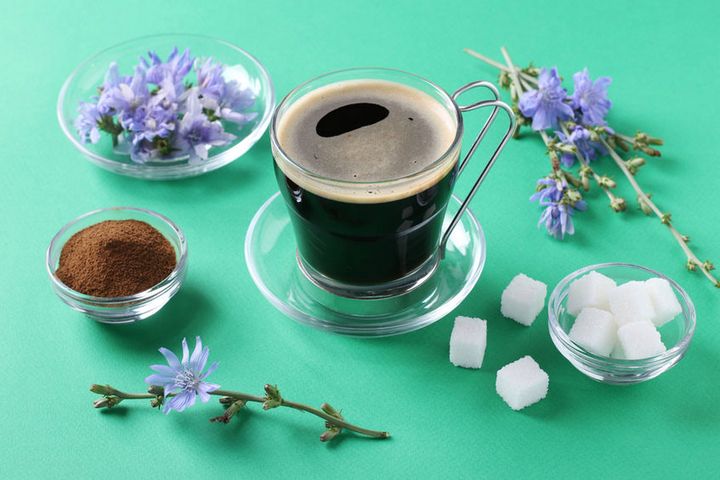 Kawa z cykorii to naturalny napój i zdrowa alternatywa dla klasycznej kawy. Nie zawiera kofeiny, choć lekko pobudza, ma także pozytywny wpływ na funkcjonowanie organizmu. 