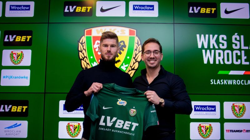 Materiały prasowe / Adriana Ficek/slaskwroclaw.pl / Na zdjęciu: Alen Mustafić i dyrektor sportowy Śląska David Balda