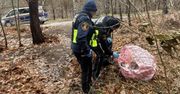 Strażnicy zauważyli tajemniczą torbę przy lesie. Zajrzeli do środka i zdębieli
