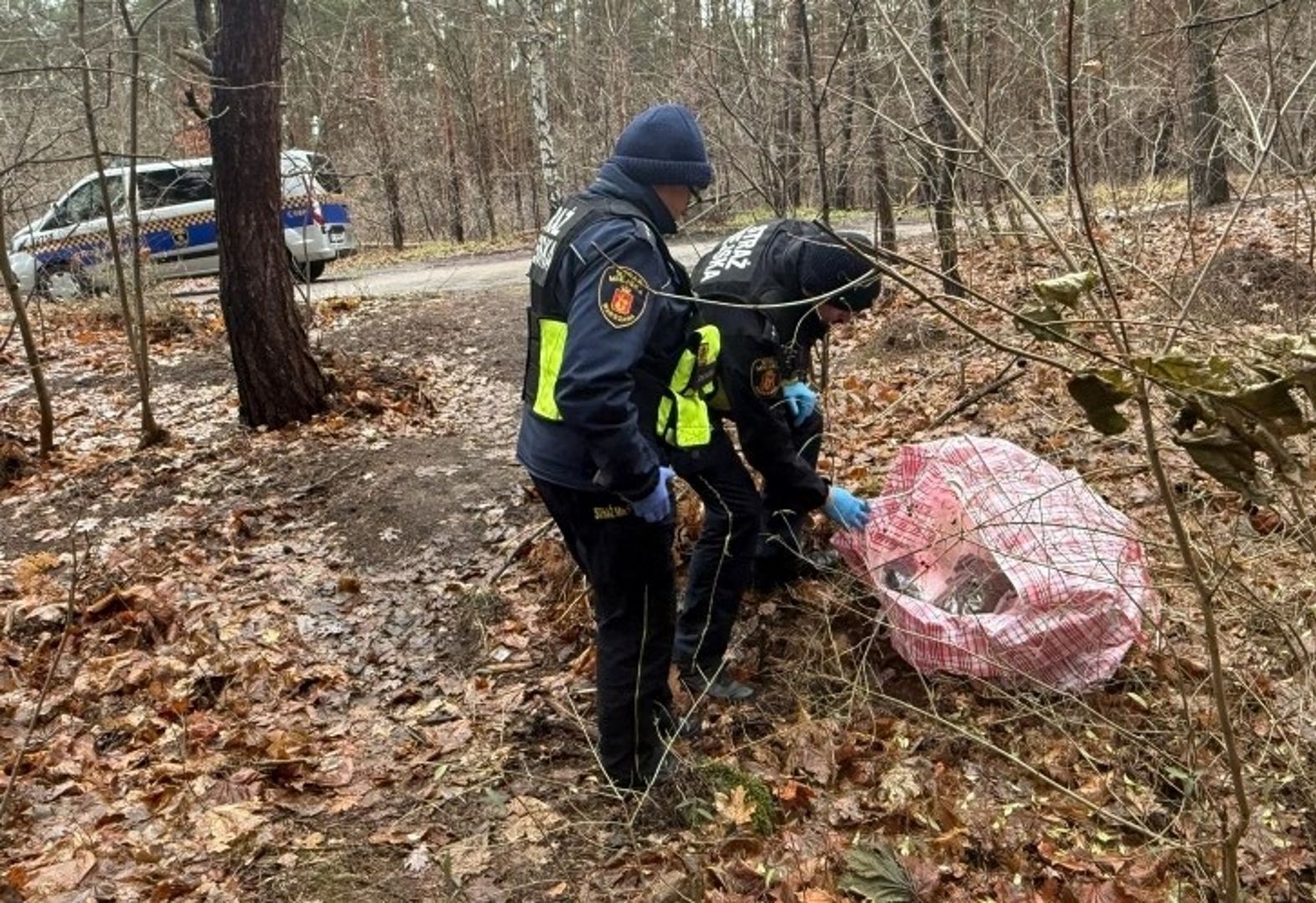 Strażnicy zauważyli tajemniczą torbę przy lesie. Zajrzeli do środka i zdębieli