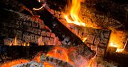 Rozpalasz drewno w kominku? Sprawdź, kiedy lepiej tego nie robić