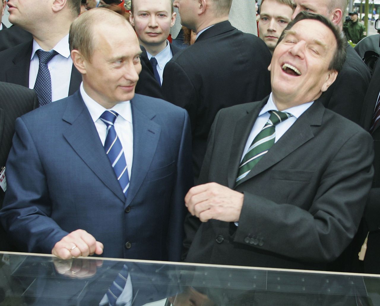 Rok 2005, Władimir Putin i Gerhard Schroeder na targach w Hanowerze - mieście, w którym Schroeder wspinał się po schodkach politycznej kariery i budował swoją siatkę wpływów