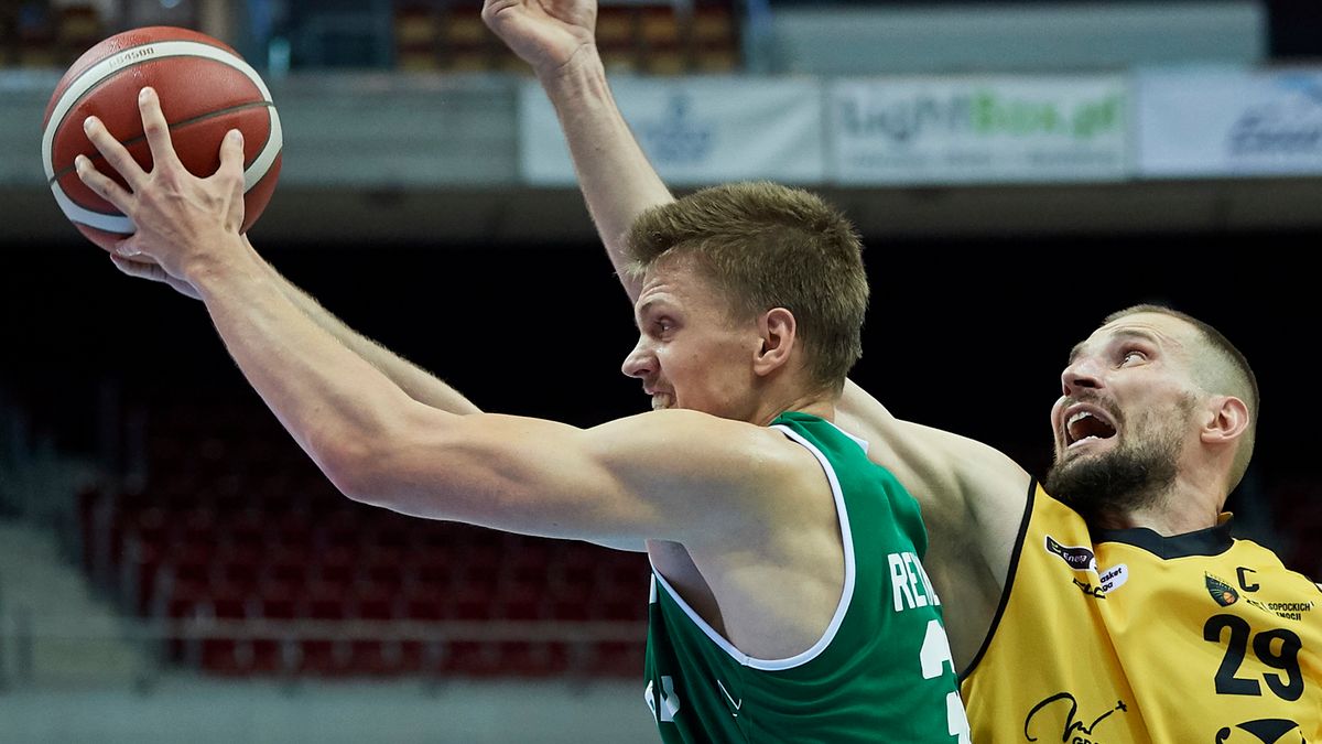 PAP / Adam Warżawa / Na zdjęciu: koszykarz Trefla Sopot Paweł Leończyk (z prawej) i Blake Reynolds (z lewej) ze Stelmetu Enea BC Zielona Góra