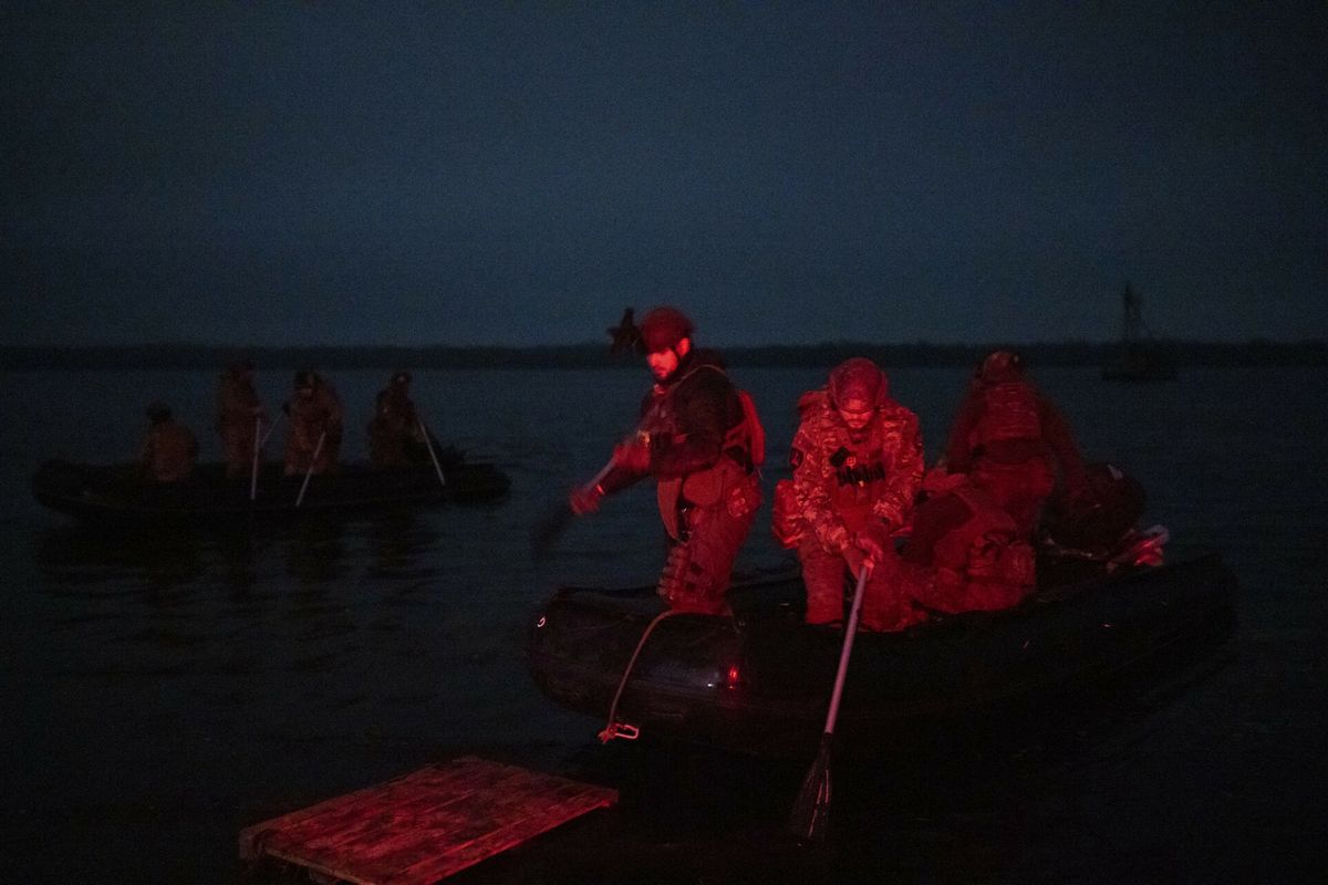 Żołnierze ukraińskiego oddziału specjalnego Bractwo przeprawiają się na rosyjski brzegu Dniepru