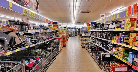 Podstawowe produkty w Biedronce tanieją. Ekonomista szuka przyczyny