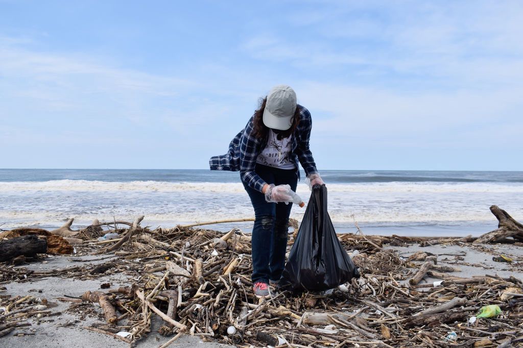 W czasie sprzątania hiszpańskich plaż zebrano siedem ton śmieci (zdjęcie ilustracyjne)