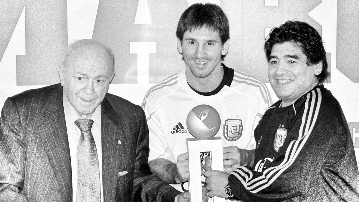 PAP/EPA / Chema Moya / Na zdjęciu: Lionel Messi (w środku) i Diego Maradona (z prawej)