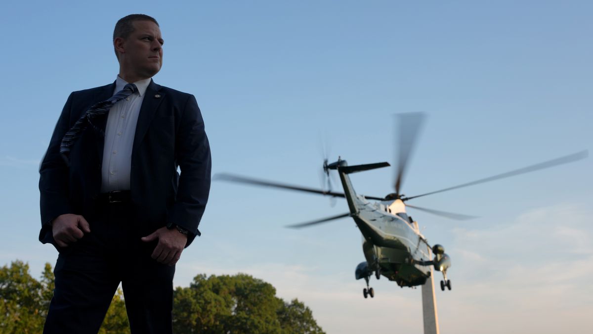 WASHINGTON, DC - SEPTEMBER 22:  A U.S. Secret Service agent looks on as Marine One carrying U.S. President Donald Trump departs from the White House on September 22, 2025 in Washington, DC. President Trump is traveling to New York to attend the United Nations (UN) General Assembly. (Photo by Andrew Harnik/Getty Images)