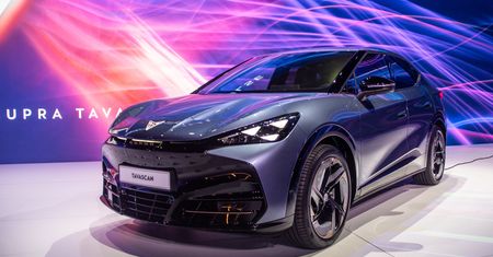 Debiutuje Cupra Tavascan. W środku wygląda jak koncept
