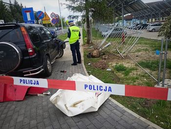 Kolizja w Ełku. Pijani mężczyźni uciekli z miejsca zdarzenia