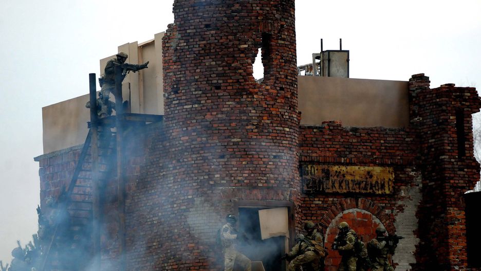 �wiczenia pod kryptonimem "Skorpion IX"
Nowa D�ba, 17.02.2011. �o�nierze z jednostki specjalnej "Grom" podczas �wiczenia pod kryptonimem "Skorpion IX" na poligonie w Nowej D�bie, 17 bm. By�o to �wiczenie certyfikuj�ce �o�nierzy IX zmiany PKW Afganistan. (dd/cat)
PAP/Darek Delmanowicz
DAREK DELMANOWICZ
bogdan klich, �wiczenia, grom, nowa d�ba, patalong, poligon, armia, manewry, wojsko