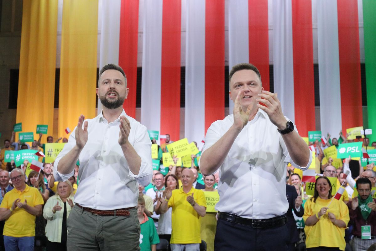 Władysław Kosiniak-Kamysz i Szymon Hołownia podczas konwencji politycznej "Trzecia Droga"