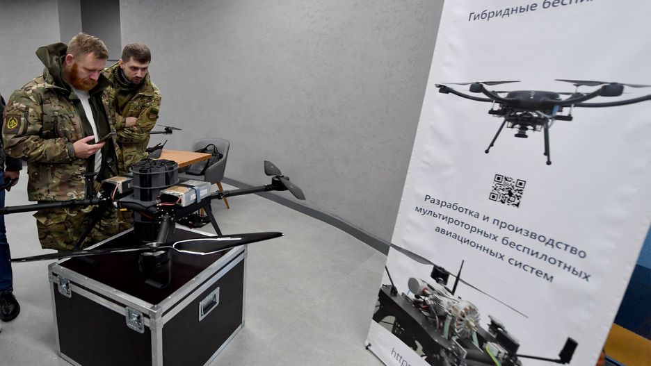 Otwarcie siedziby grupy Wagnera w Petersburgu
People wearing military camouflage look at drones on display in an exhibition in the 'PMC Wagner Centre', associated with the founder of the Wagner private military group (PMC) Yevgeny Prigozhin, during the official opening of the office block on the National Unity Day, in Saint Petersburg, on November 4, 2022. (Photo by Olga MALTSEVA / AFP)
OLGA MALTSEVA