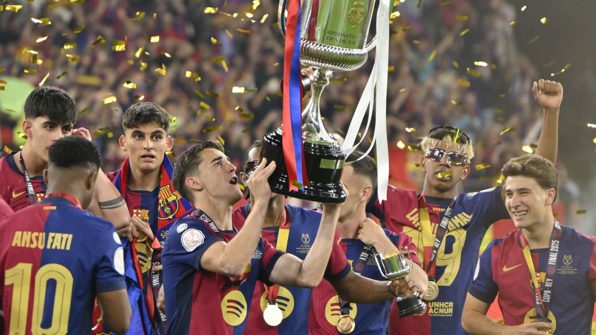 PAP/EPA / Raul Caro / Piłkarze FC Barcelony świetują triumf