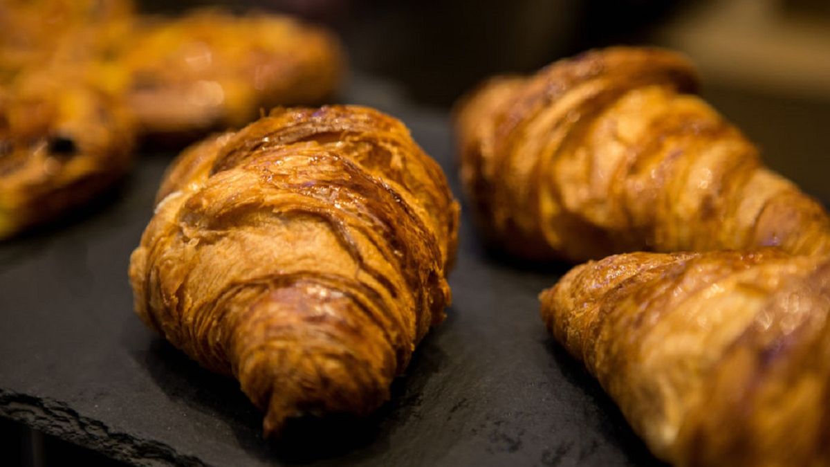 Croissanty z czekoladą są dobrym pomysłem na słodkie śniadanie. 