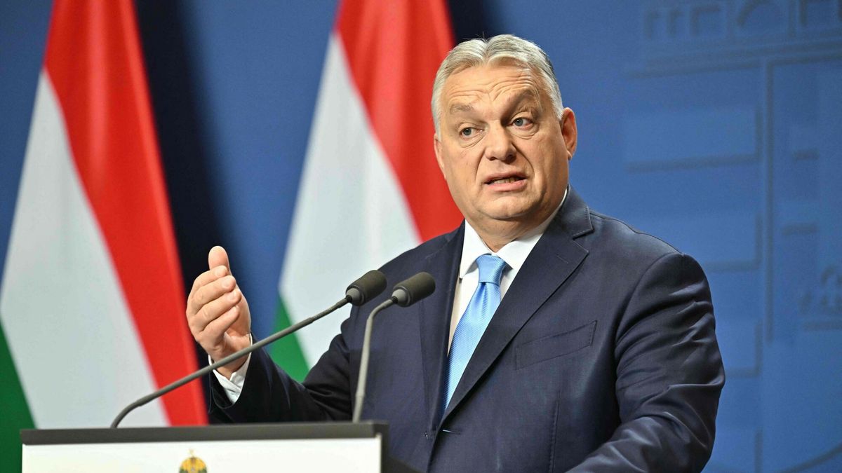 Doroczna koferencja prasowa Viktora Orbana
Hungary's Prime Minister Viktor Orban gestures as holds his annual press conference in the Carmelita monastery, the office of the Hungarian premier, in Budapest, Hungary, on December 21, 2024. (Photo by Attila KISBENEDEK / AFP)
ATTILA KISBENEDEK