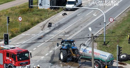 Zderzenie 4 pojazdów na DK50. Ciągnik rolniczy rozpadł się na kilka części, ciężarówka na boku. W akcji śmigłowiec LPR