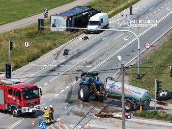 Zderzenie 4 pojazdów na DK50. Ciągnik rolniczy rozpadł się na kilka części, ciężarówka na boku. W akcji śmigłowiec LPR