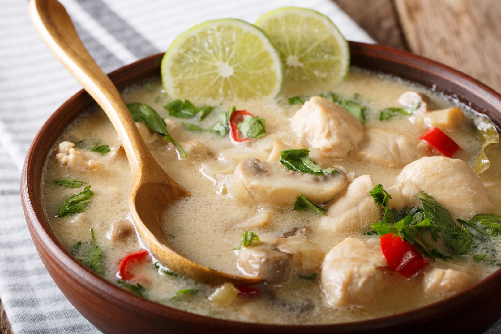 Zupa tom kha gai to tradycyjna tajska potrawa