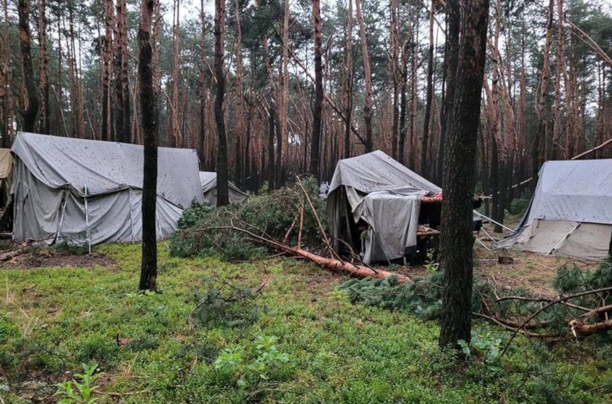 Powalone drzewa i zniszczone namioty na terenie obozu w Kostkowicach 