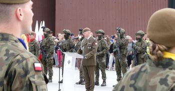 Warszawa: Nowi terytorialsi złożyli przysięgę przed Muzeum Wojska Polskiego