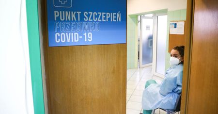 Oni też chcą się szczepić poza kolejką. Niepełnosprawni, kasjerzy, a nawet duchowni