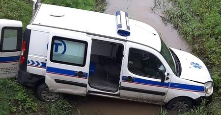 Strzelin. Wpadł karetką do rzeki. Uratowała go niewielka ilość wody