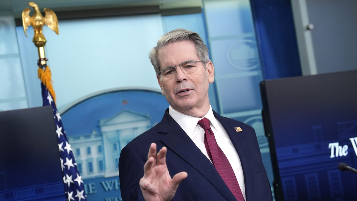 White House press briefing on Trump 100 days in office
epa12062507 US Treasury Secretary Scott Bessent speaks during a press briefing at the White House in Washington, DC, USA, 29 April 2025.  EPA/Yuri Gripas/ABACA / POOL 
Dostawca: PAP/EPA.
Yuri Gripas/ABACA / POOL
presser