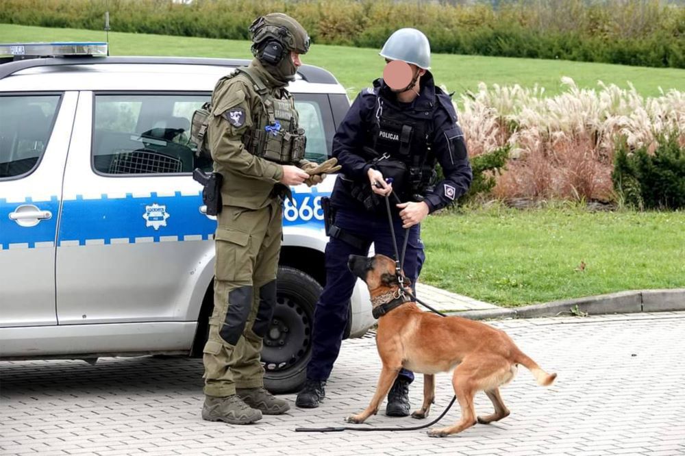 Ćwiczenia Opoka 2024. Na fot. policjant w przestarzałym hełmie