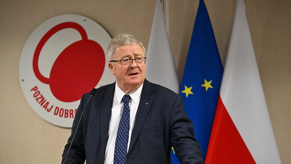 Warszawa, 15.02.2024. Minister rolnictwa i rozwoju wsi Czesław Siekierski podczas spotkania z przedstawicielami protestujących rolników, 15 bm. w Ministerstwie Rolnictwa i Rozwoju Wsi w Warszawie. W kraju trwa protest rolników, którego powodem jest m.in. niedawna decyzja Komisji Europejskiej o przedłużeniu bezcłowego handlu z Ukrainą do 2025 roku, a także sprzeciw wobec prowadzonej przez Unię Europejską polityki Zielonego Ładu. (ad) PAP/Radek Pietruszka