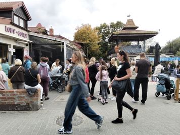 Takie tłumy w październiku to rzadkość. Parkingi aż pękały w szwach