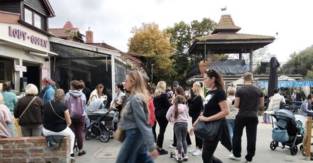Takie tłumy w październiku to rzadkość. Parkingi aż pękały w szwach