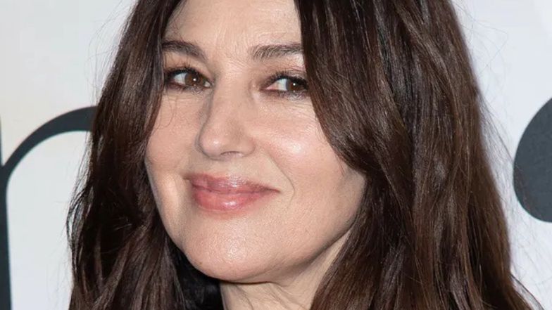 WIECZNIE MŁODA Monica Bellucci w skromnej stylizacji na premierze w Paryżu (ZDJĘCIA)