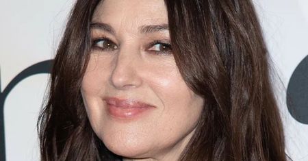 WIECZNIE MŁODA Monica Bellucci w skromnej stylizacji na premierze w Paryżu (ZDJĘCIA)