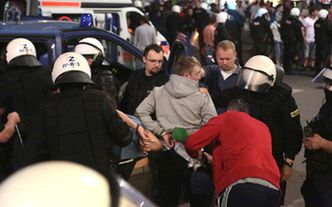 Pięć osób zatrzymanych. W policję poleciały butelki