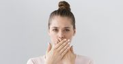 Białe kropki na ustach – jak się ich pozbyć?