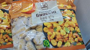 Zapomnij o mozolnym lepieniu kopytek. Ten gotowiec z Lidla smakuje jak domowy