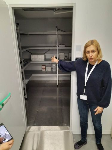 Dyrektor PLAD, prof. Dorota Kwiatkowska ma się czym pochwalić. Gigantyczne laboratorium zajmuje dwie kondygnacje gigantycznego hangaru. Pracownikom nie brakuje tam niczego