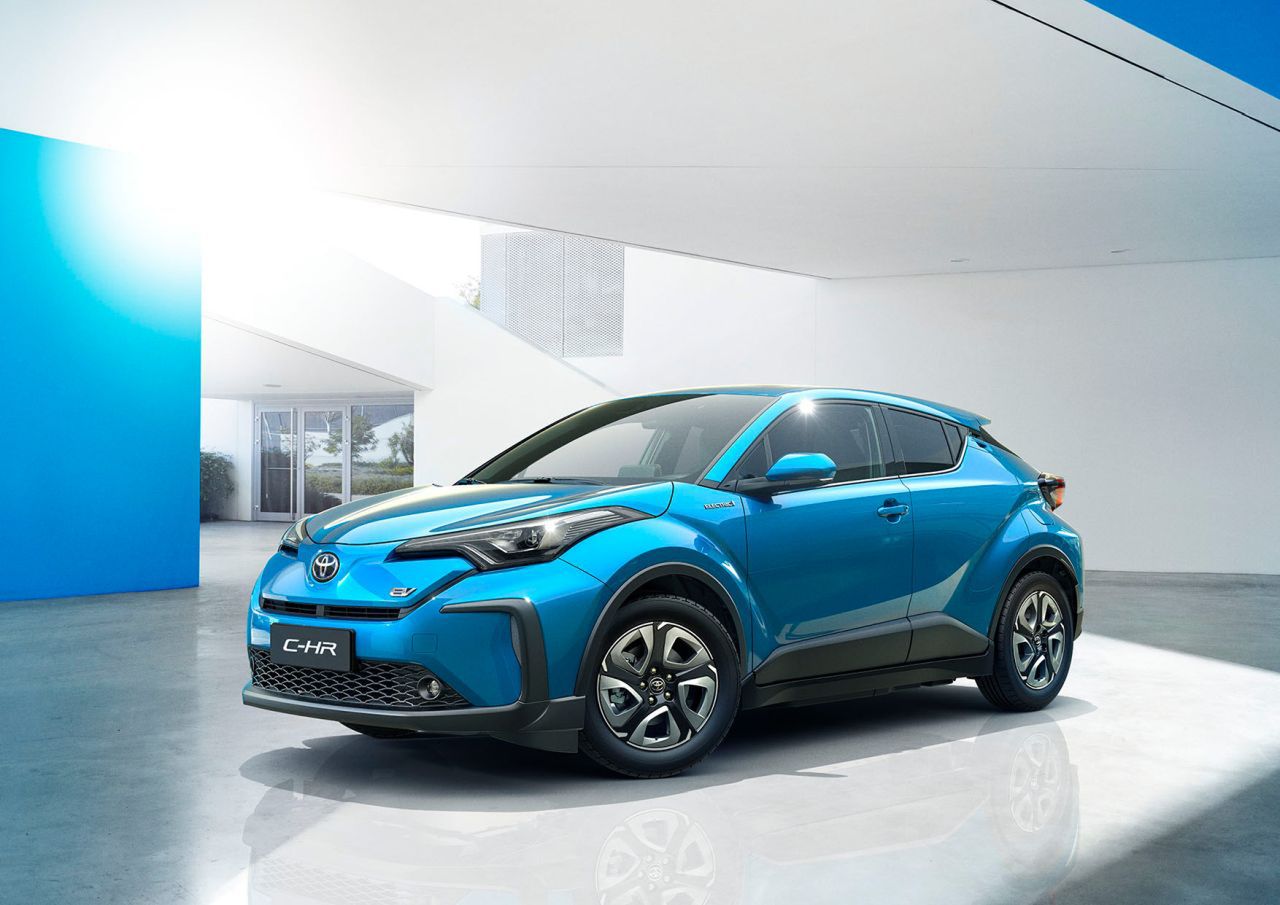 Elektryczna Toyota C-HR zadebiutowała w Chinach. Zmiana kierunku japońskiej marki